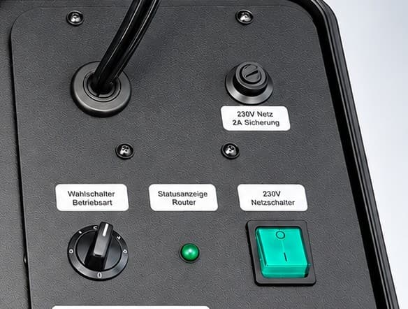 Bedienfeld des 5G Case mit Drehwahlschalter, Status-LED und grünem Netzschalter, daneben das leere Staufach